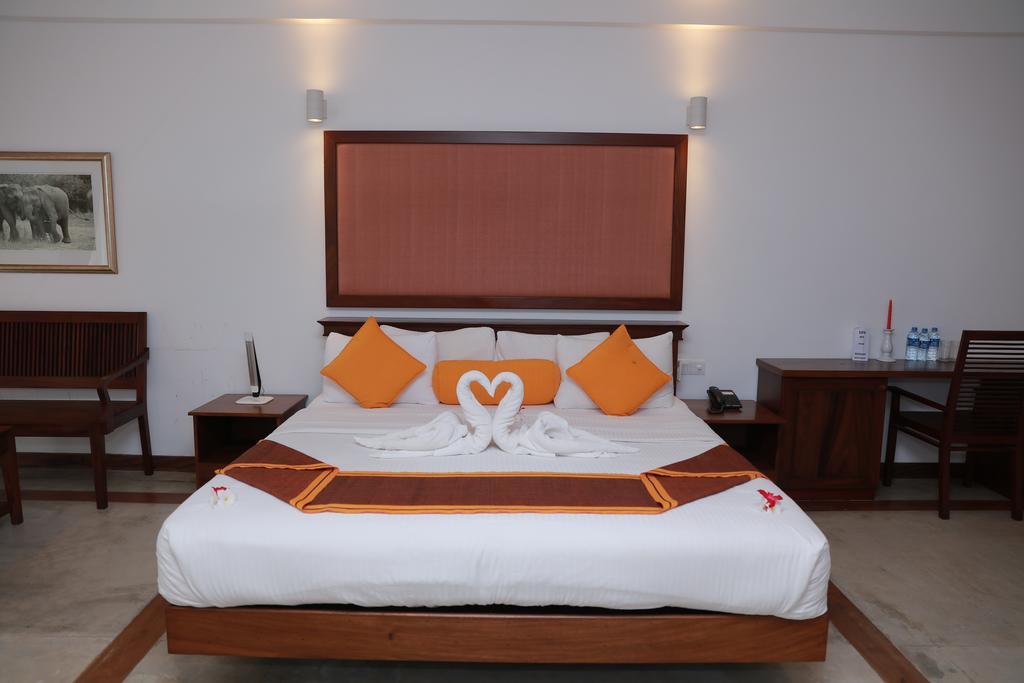 Refresh Hotel Hikkaduwa Exterior photo